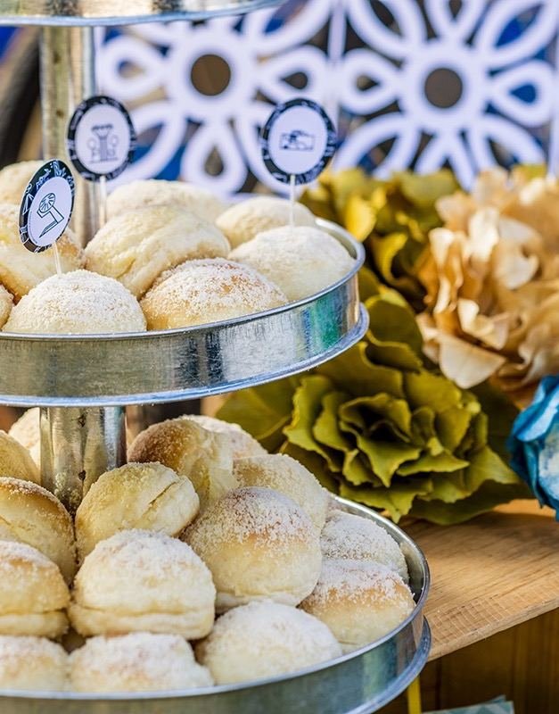 Pãezinhos em suporte de festa
