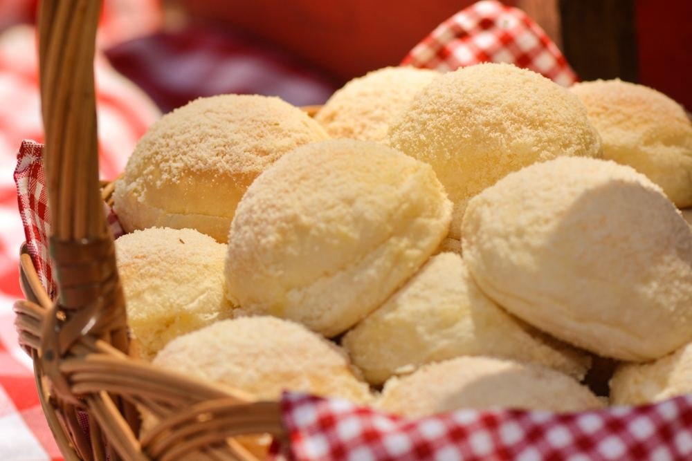 Pãezinhos em mesa com margaridas