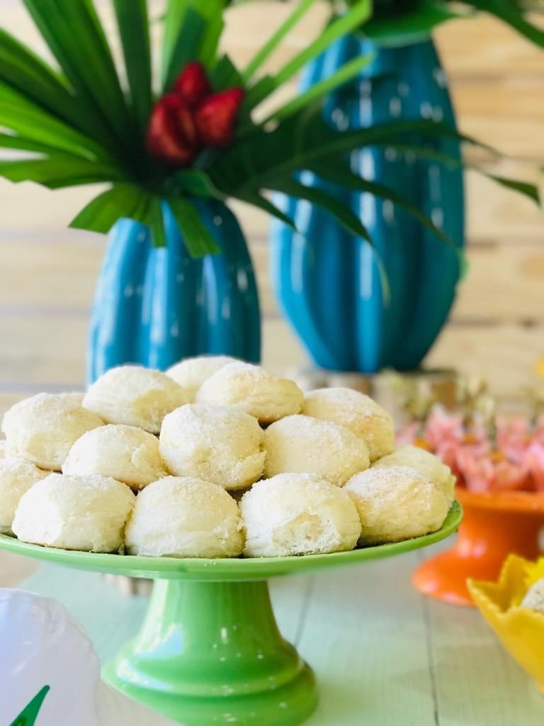 Pãezinhos em mesa tropical