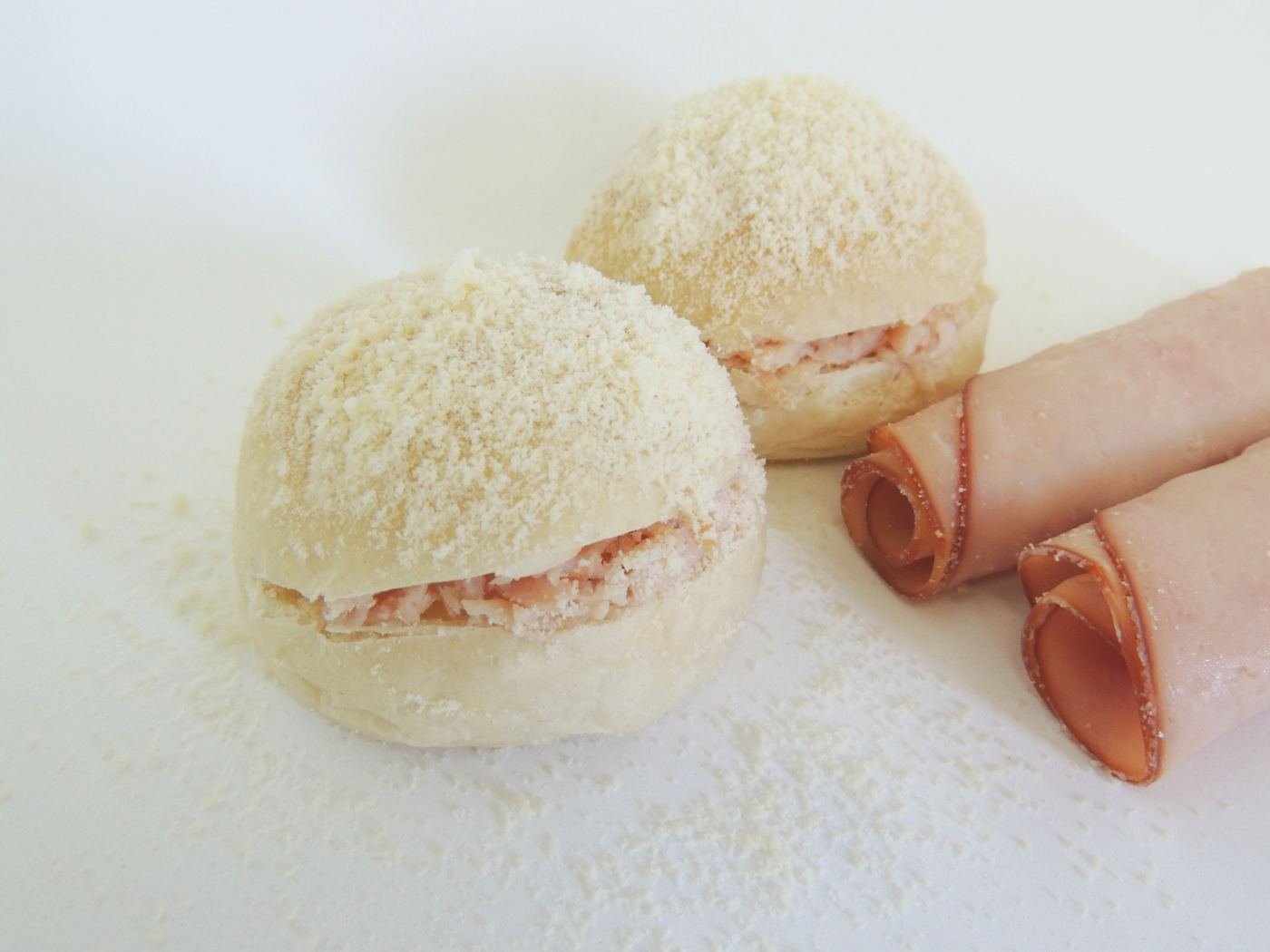 Pãozinho recheado com peito de peru